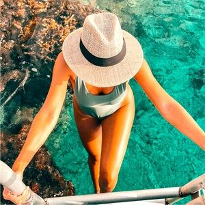 Fabric Straw, Hand Wash Only,
Origin: Imported, Closure: Elastic, Brim: 2 3/4"